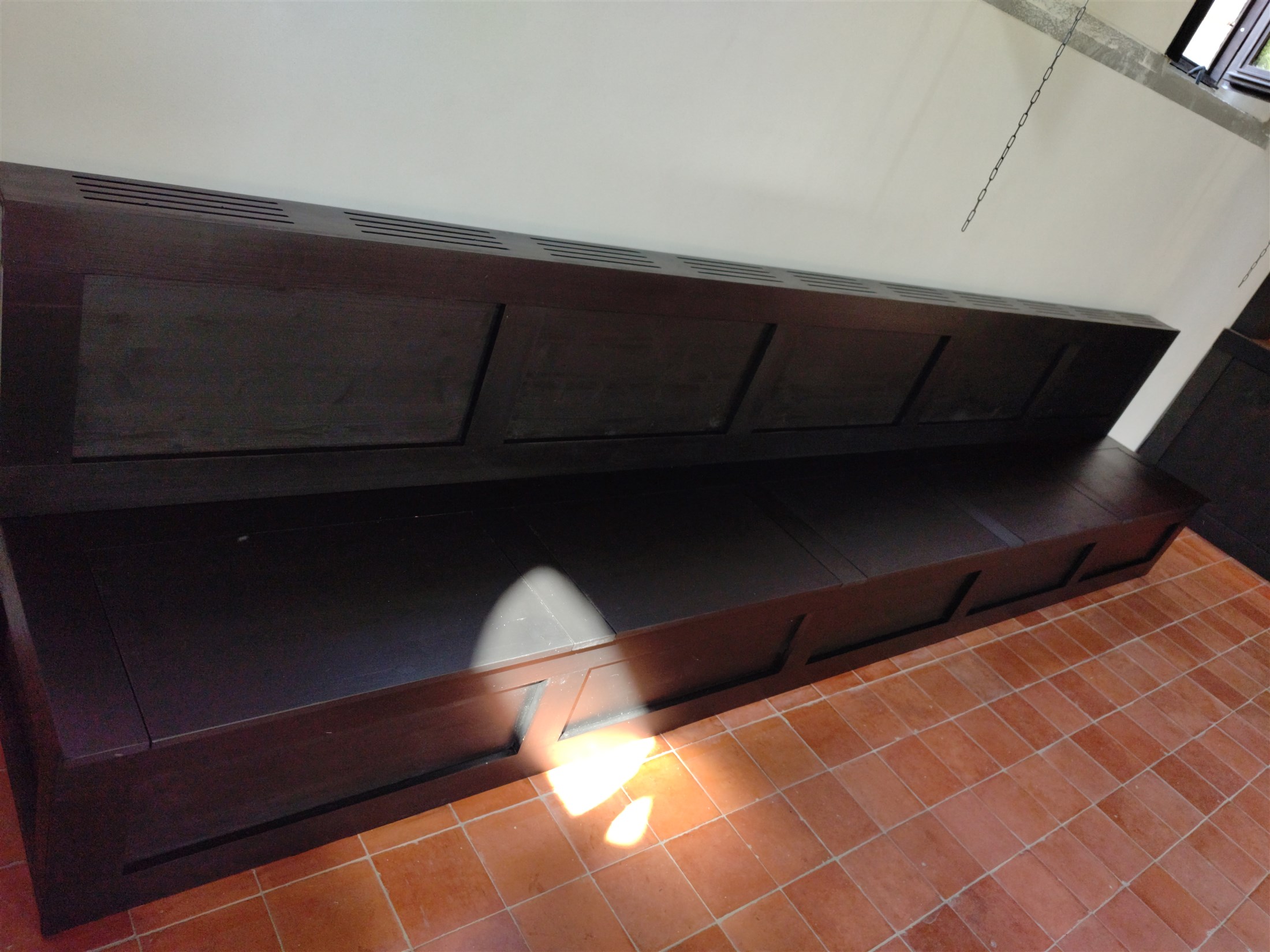 Banquette en bois — vue d’ensemble